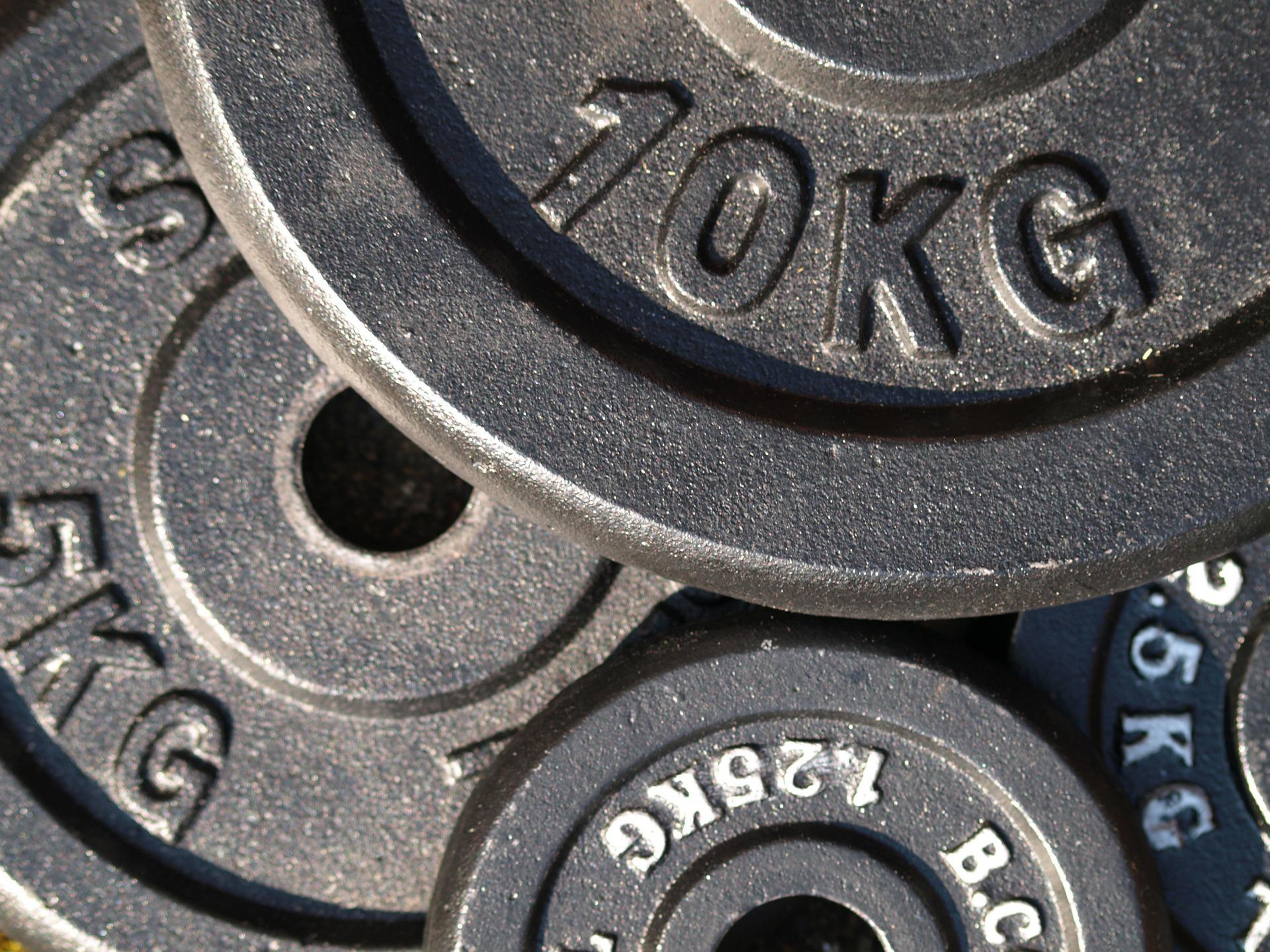 Weight plates for weightlifting in different sizes.